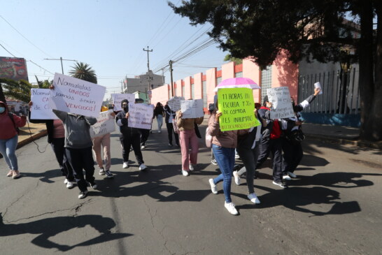 Alumnos de la Normal de Toluca mantienen protesta.