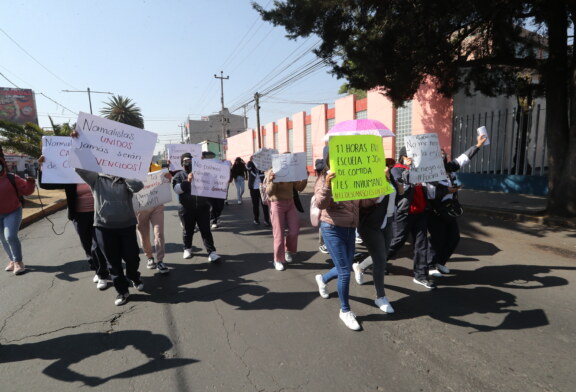 Alumnos de la Normal de Toluca mantienen protesta.