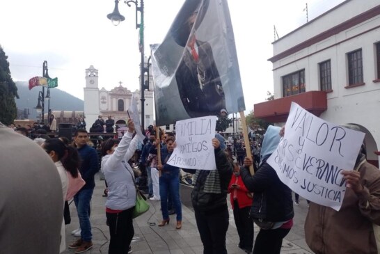 Policía de Atlacomulco, impide el paso a manifestantes durante informe de alcaldesa de Atlacomulco.