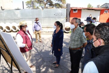 Junto con vecinos Gaby Gamboa supervisa obra de drenaje en Casa Blanca