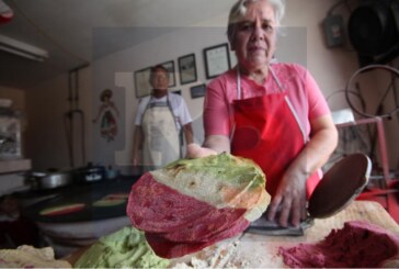 Las tortillas tricolor, una opción más en la gastronomía toluqueña.