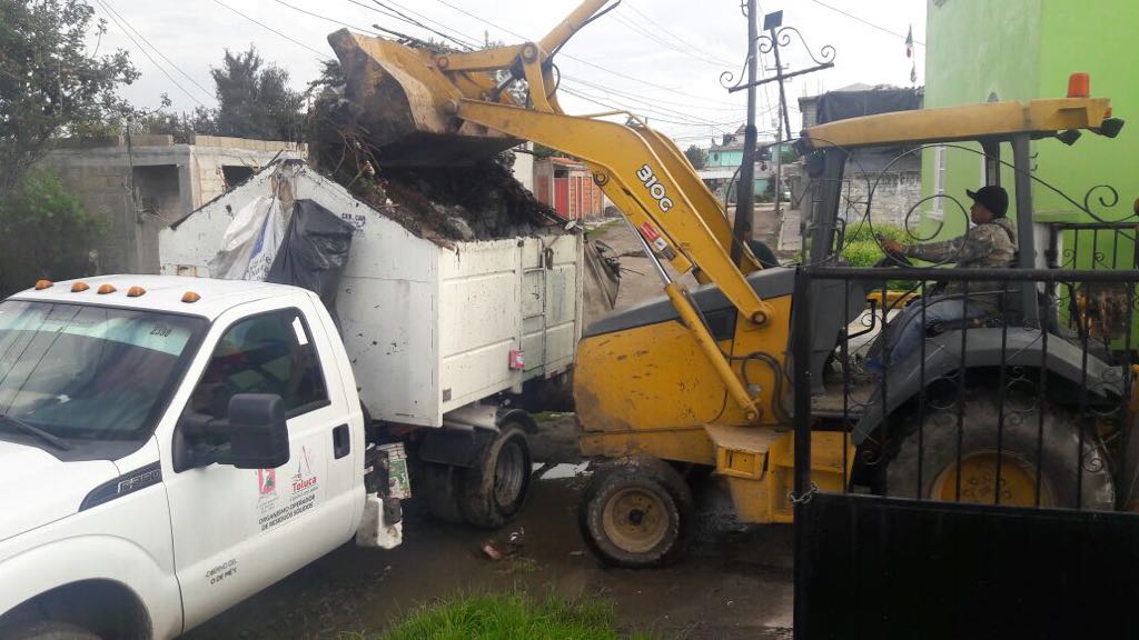 Intensifican labores de limpieza en panteones de Toluca