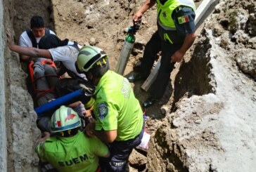 Rescata Protección Civil y Bomberos de Toluca hombre atrapado en derrumbe de vivienda