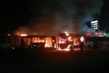 Dos unidades de mexibus línea 1 fueron incendiadas la madrugada de este viernes.