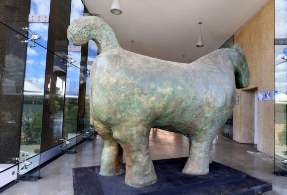 Llega escultura “caballo”, de Philip Zarkin, al centro cultural mexiquense bicentenario