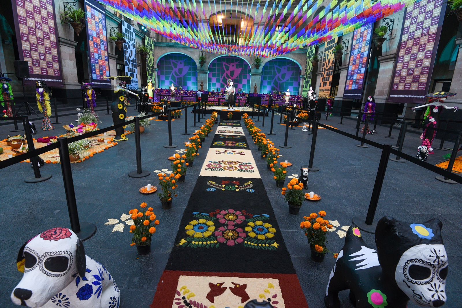 Más de 100 artesanos constituyen Ofrenda Monumental del Palacio de Gobierno en Toluca. !Tienes que visitarla¡