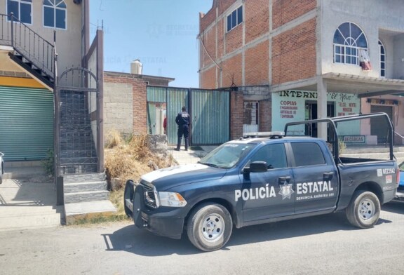 Policías de la secretaría de seguridad resguardan predio donde se localiza vehículo con reporte de robo