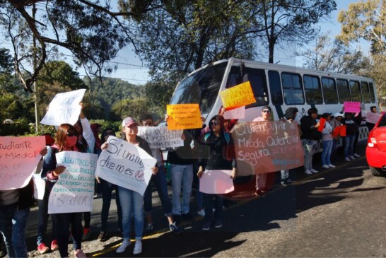 Salen estudiantes en protesta por la inseguridad que se vive sus comunidades