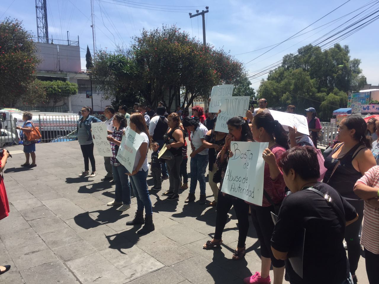 Piden justicia por joven asesinada y son reprimidos