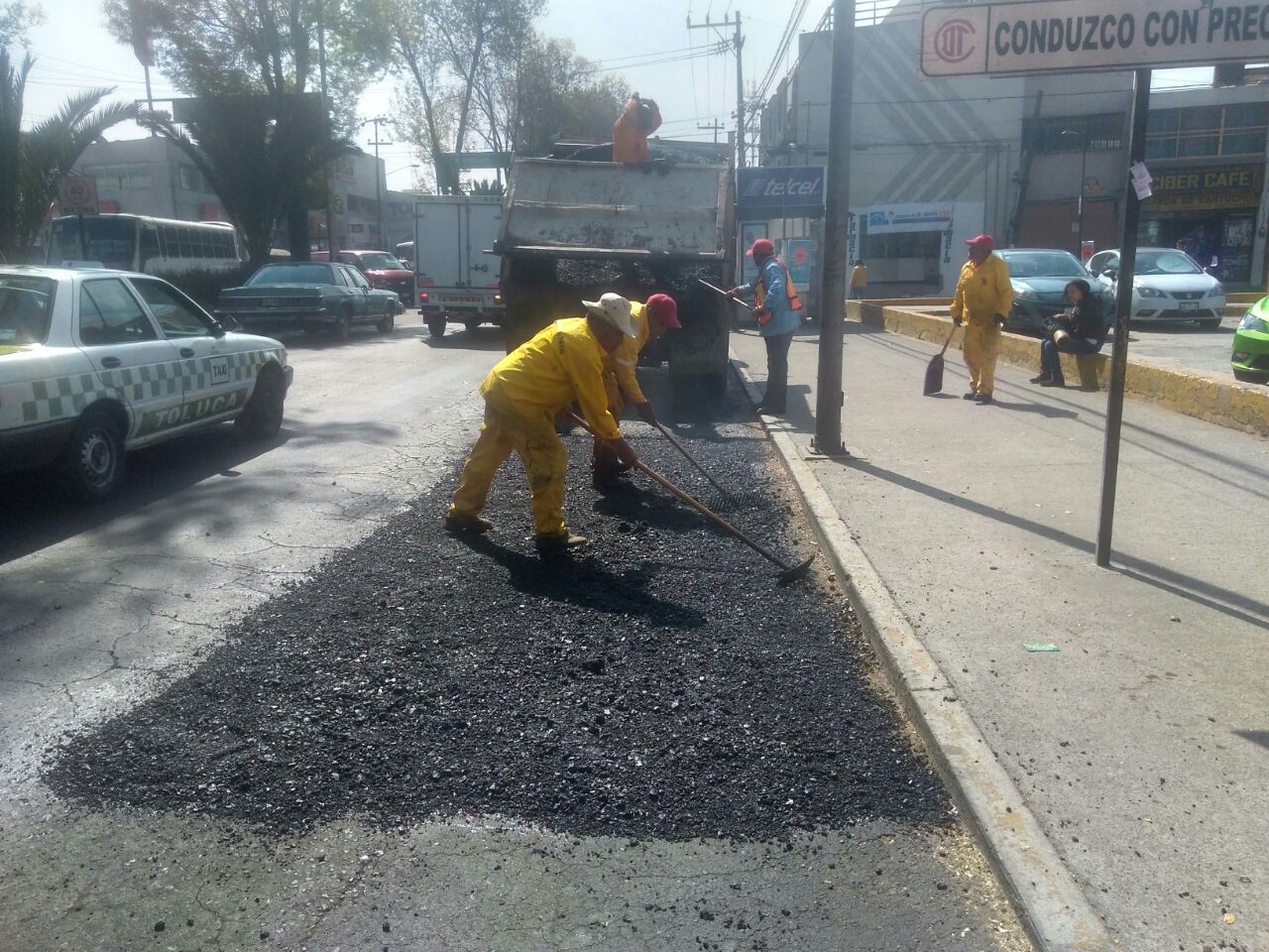 Continúa el trabajo permanente de bacheo en Toluca