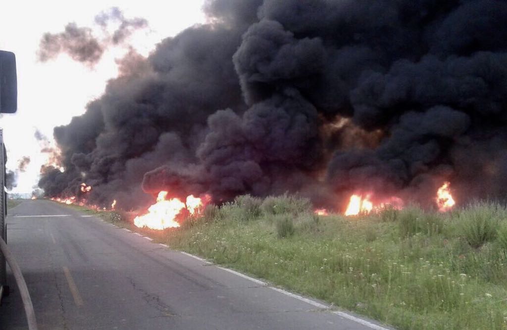 Huachicoleros roban combustible en Acambay, explota la toma clandestina