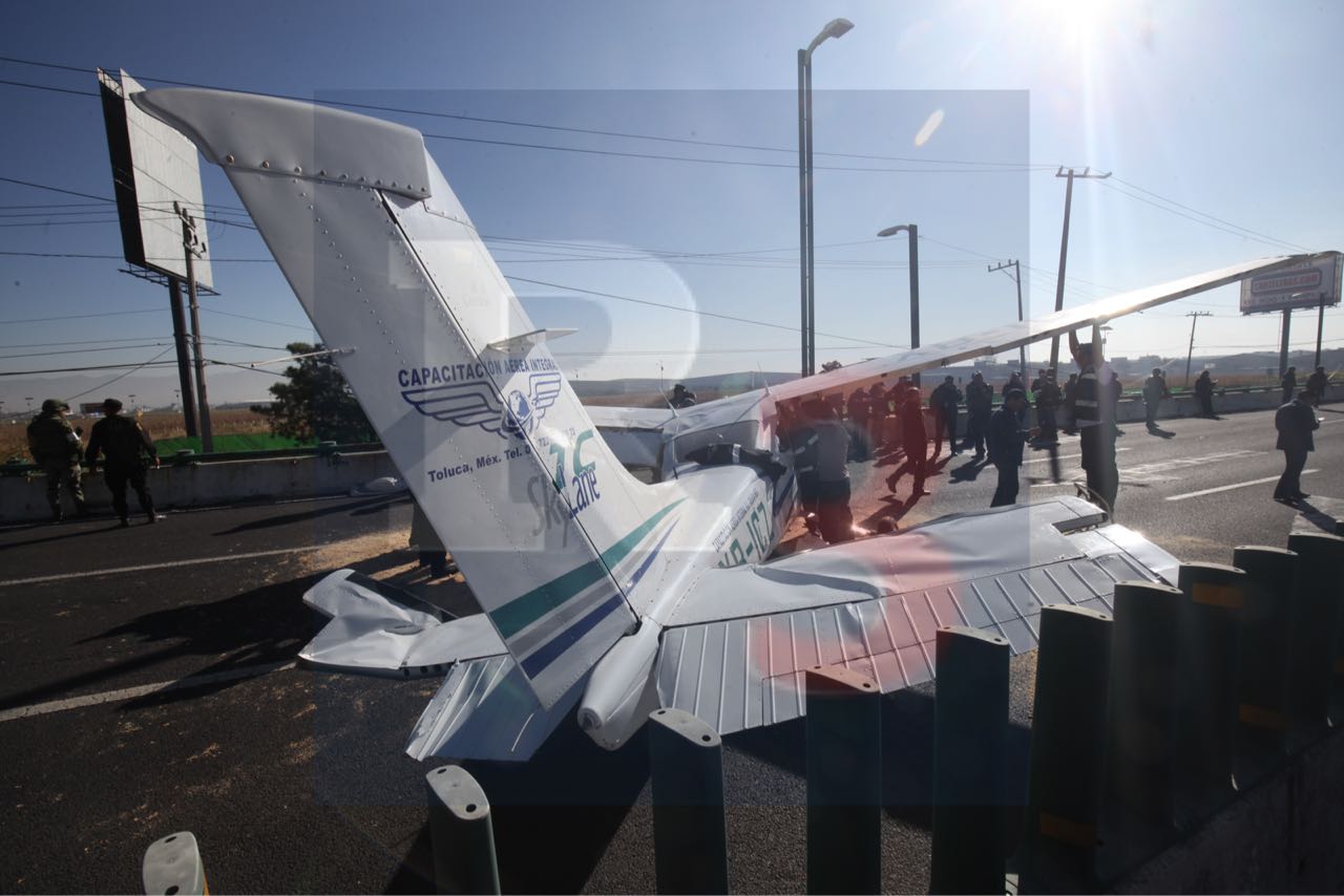 Luego de varias horas, el avión no ha podido ser removido del lugar