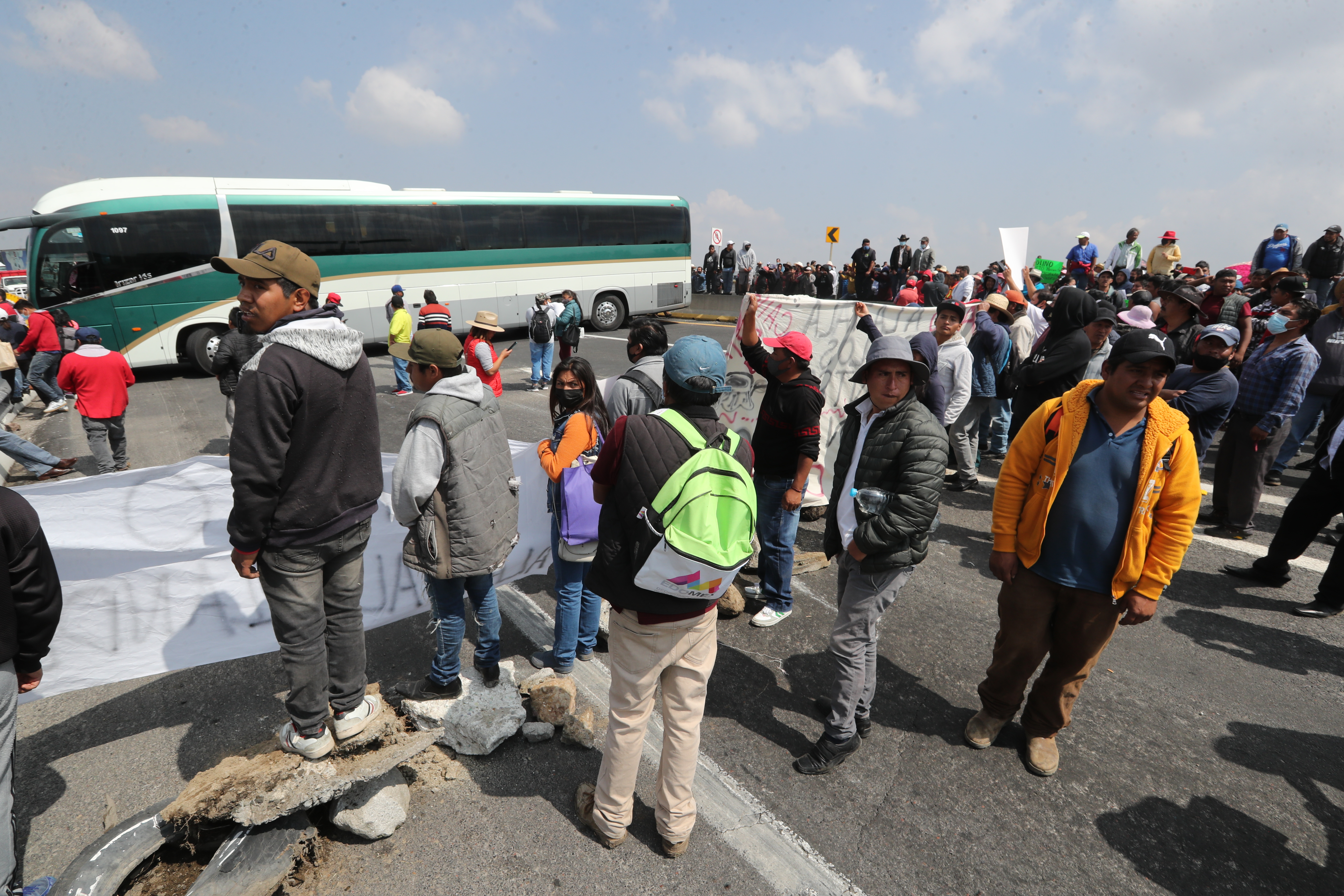 Pobladores de Temoaya bloquean carretera para exigir detener explotación en mantos acuíferos