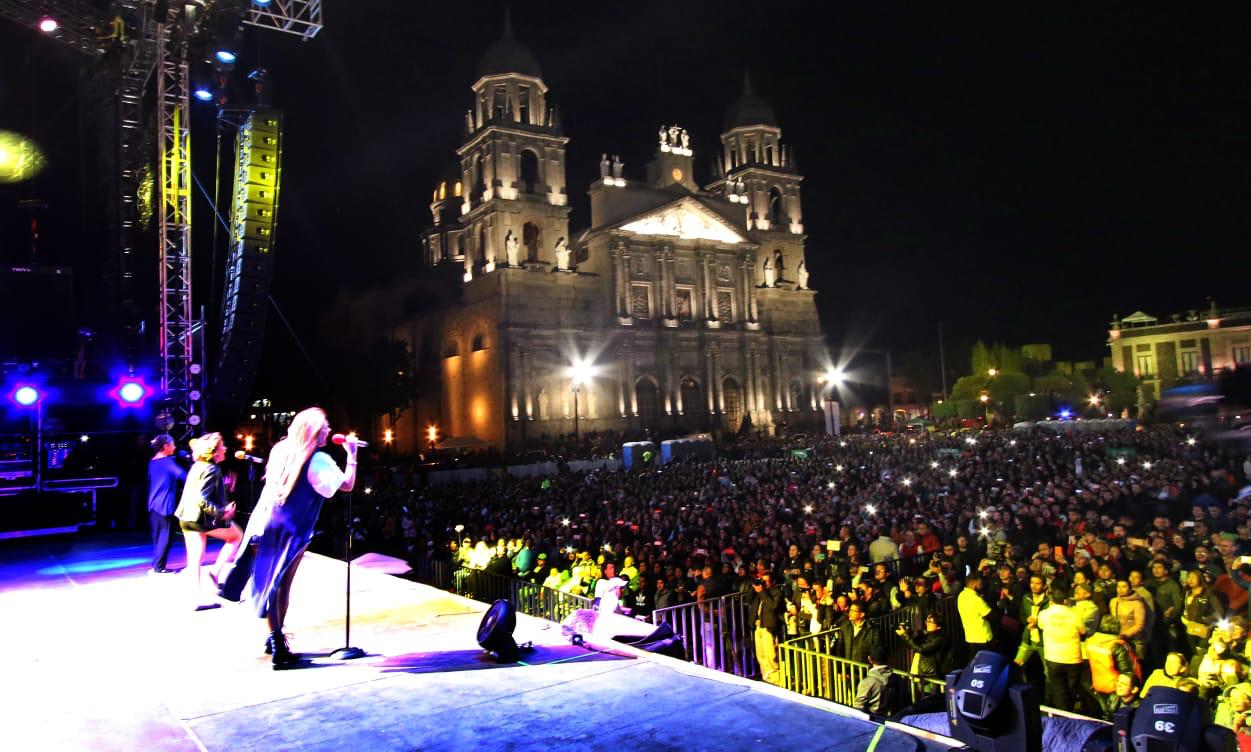 Más de 12 mil personas bailaron en la Plaza de los Mártires al ritmo de Celso Piña y de Flans