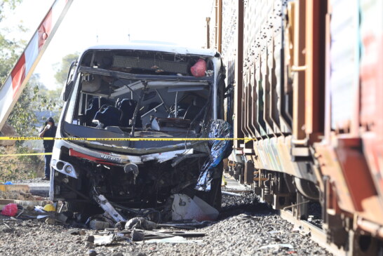 Choque de camión de pasajeros contra tren deja una persona muerta y 17 lesionadas