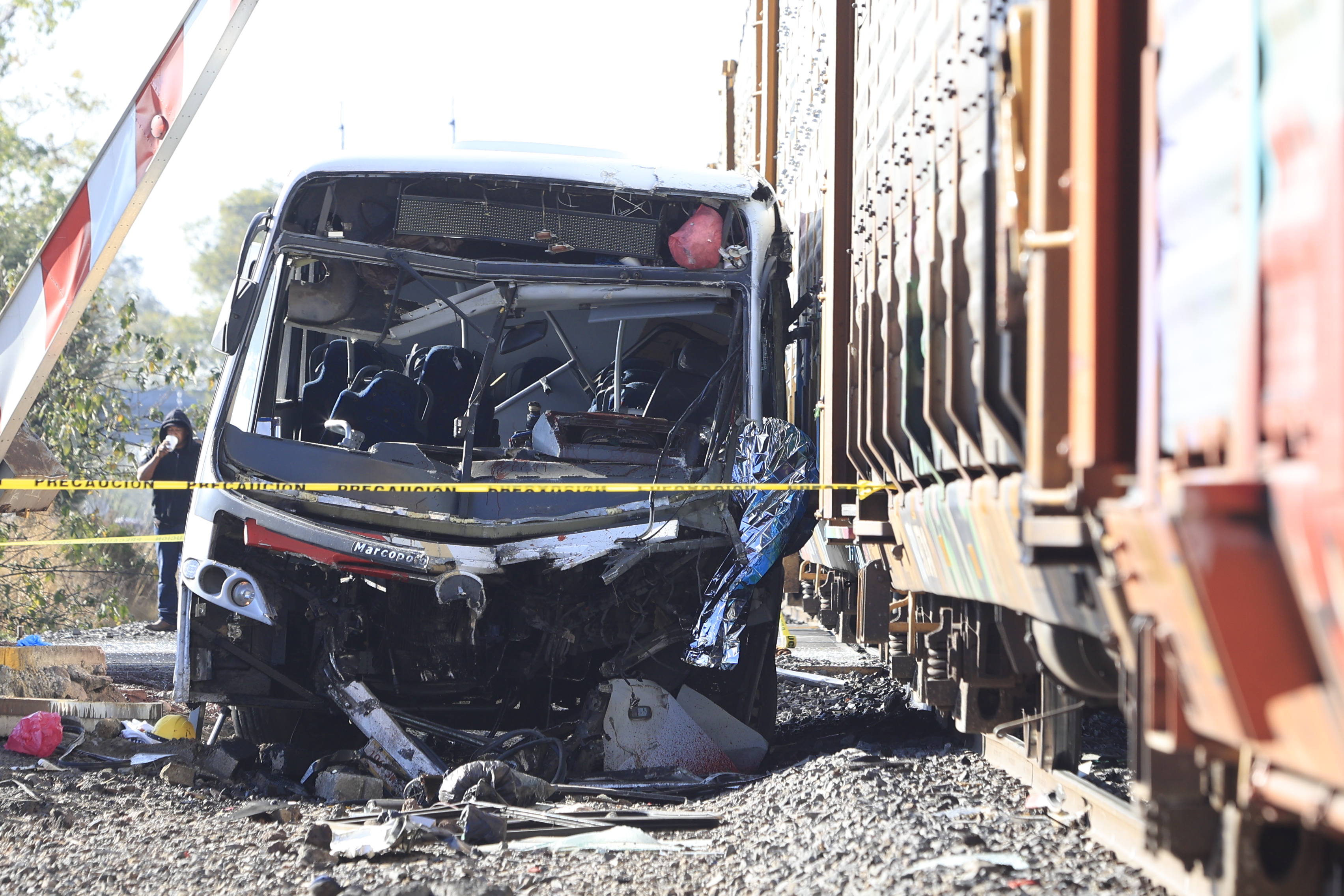 Choque de camión de pasajeros contra tren deja una persona muerta y 17 lesionadas