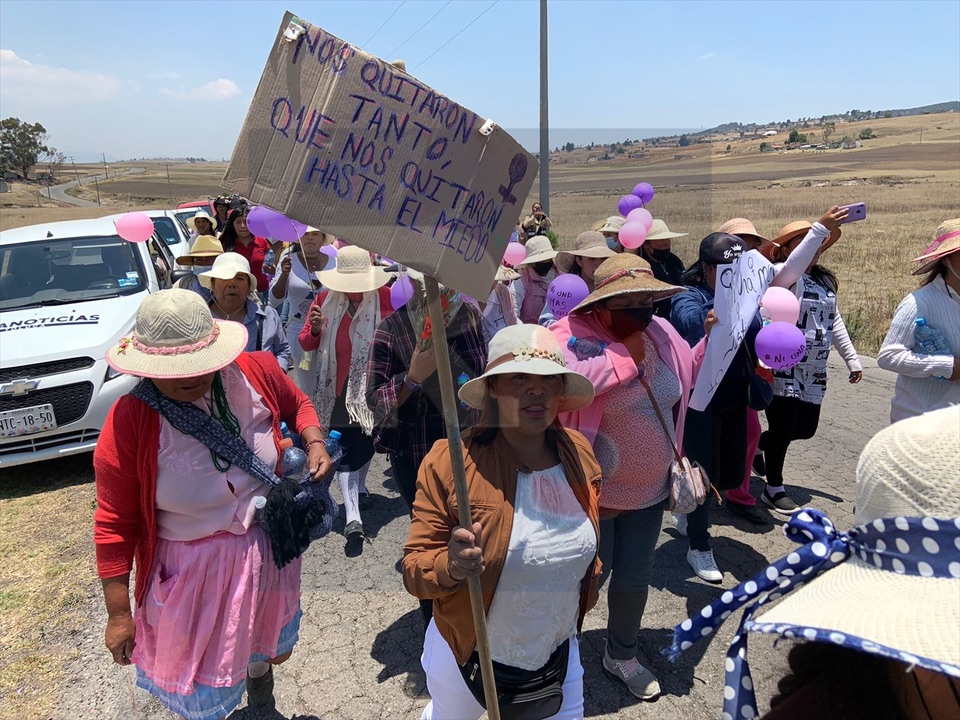 Mujeres mazahua gritan “con las niñas no” en manifestación pacífica.