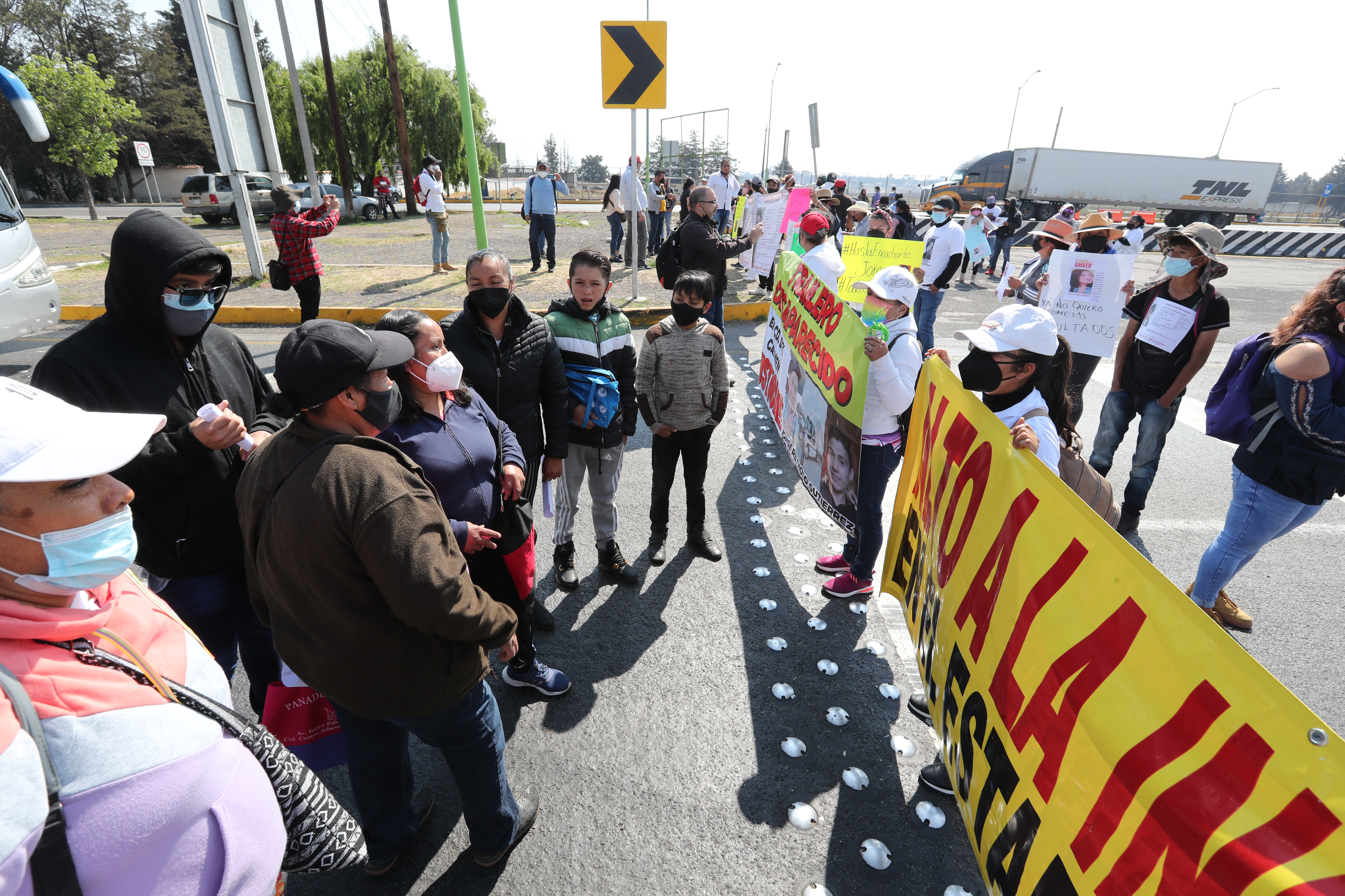 Familias de personas desaparecidas tomaron la carretera Toluca-Atlacomulco