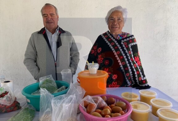 Eliminan a “intermediarios” campesinos y productores organizan tianguis en Atlacomulco.