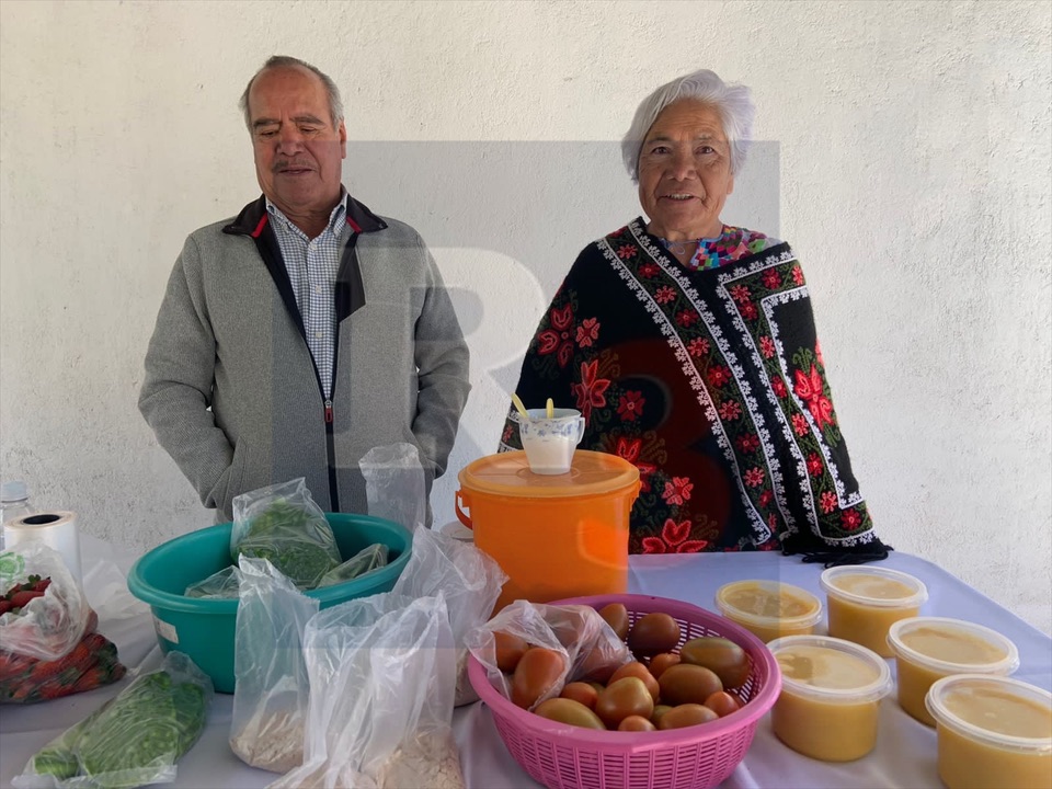 Eliminan a “intermediarios” campesinos y productores organizan tianguis en Atlacomulco.