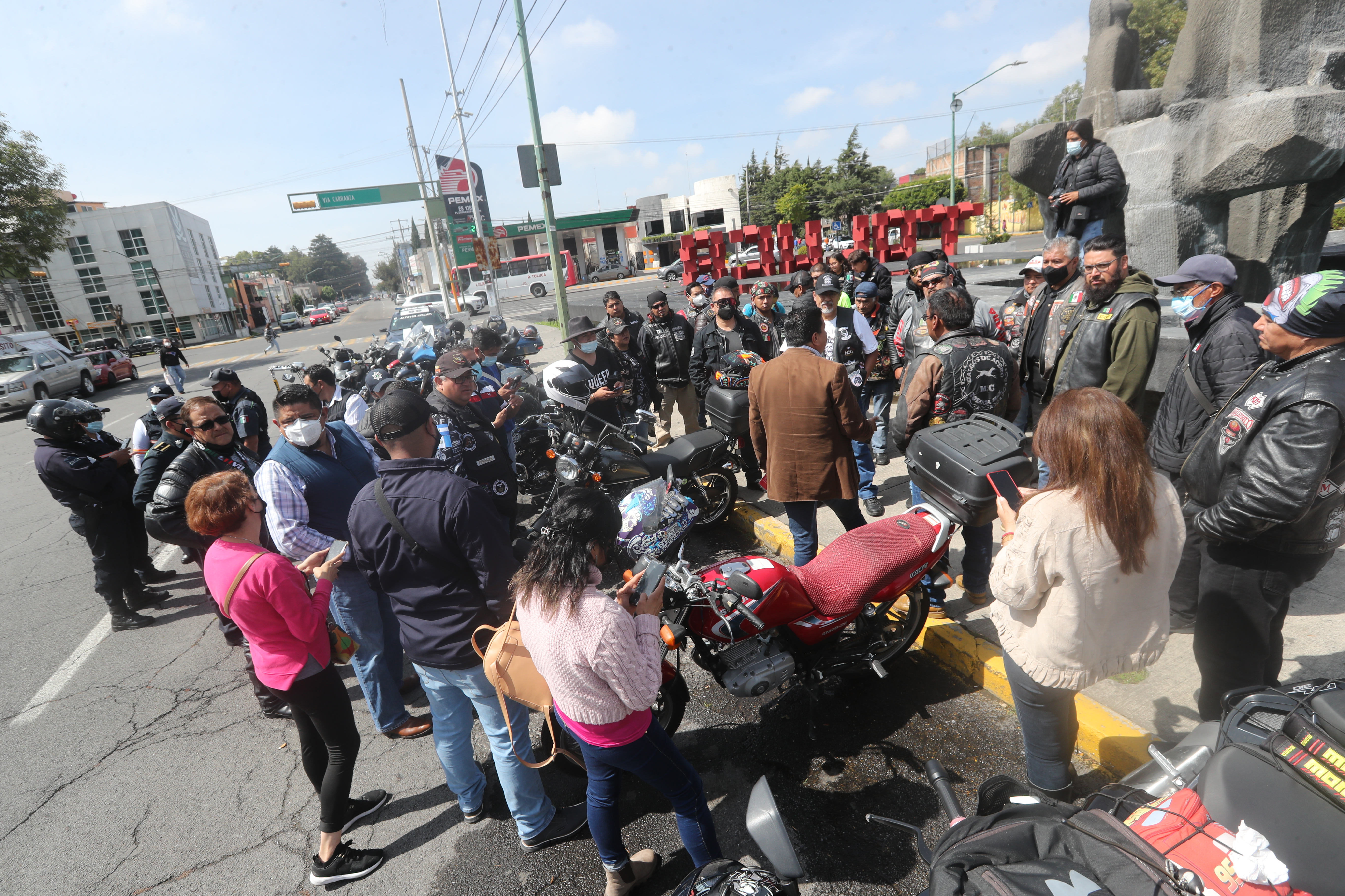 Motociclistas inconformes con propuesta de Toluca para portar chalecos con los números de placas