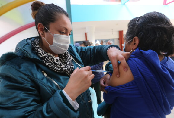 Aplican vacuna anti COVID-19 en al Concha Acústica en Toluca.