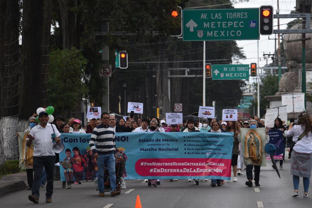 Con poca participación, se manifiestan en Toluca contra los nuevos libros de texto