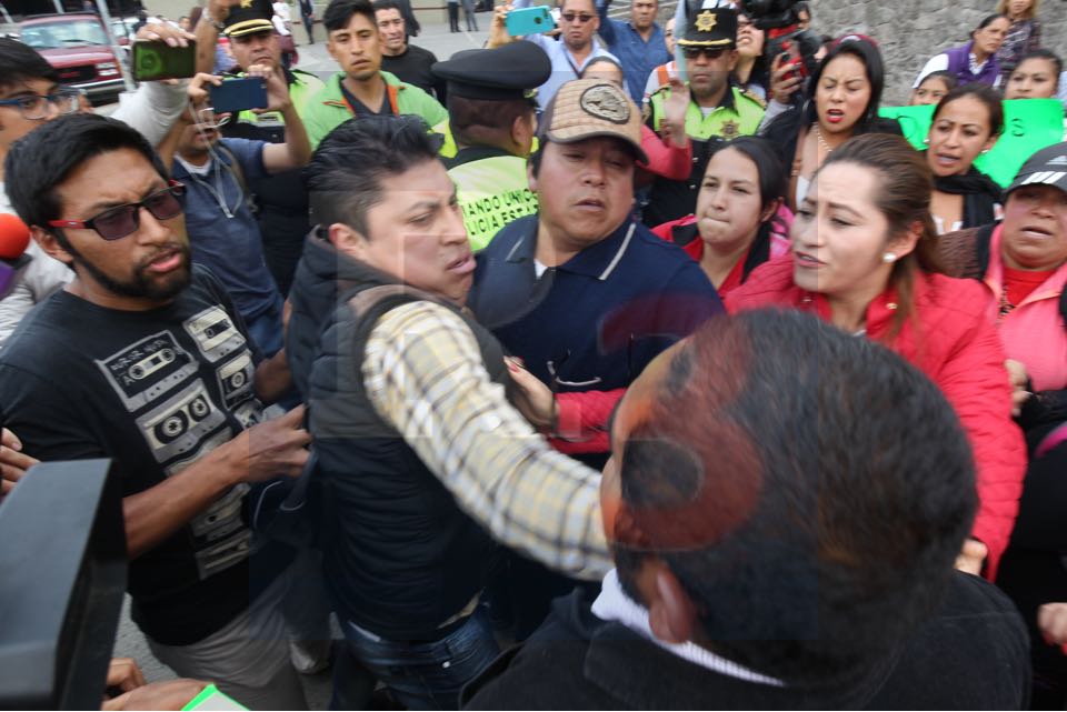 Se manifiestan contra un maestro acusado de violación y se arma la de Dios es Padre.