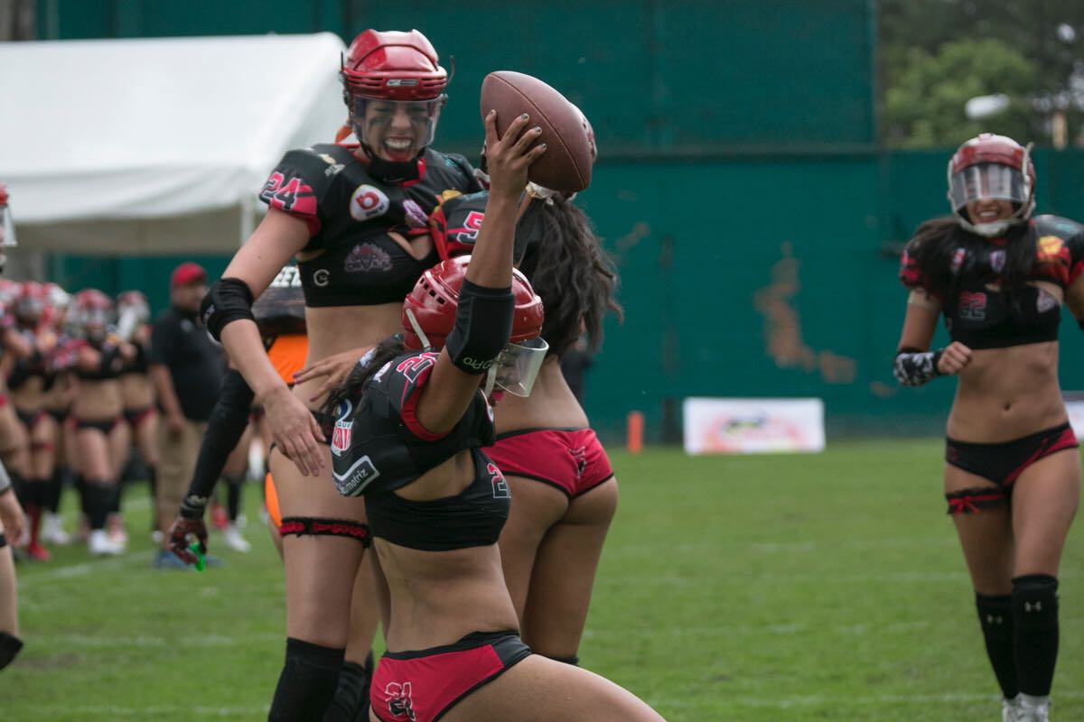 Las chicas de Red Devils en la lucha por el campeonato de la WFL