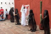 Recorren tres catrinas el centro cultural mexiquense en Toluca
