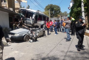 Tres personas fallecidas y 19 lesionadas deja choque de autobús en Valle de Bravo