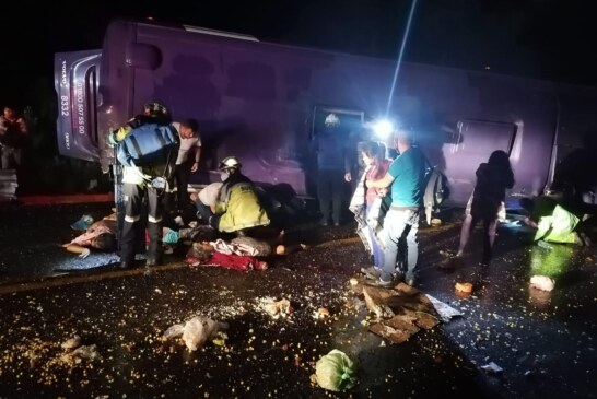 Reportan 24 lesionados y 13 fallecidos por volcadura en la México-Toluca; circulación continúa cerrada