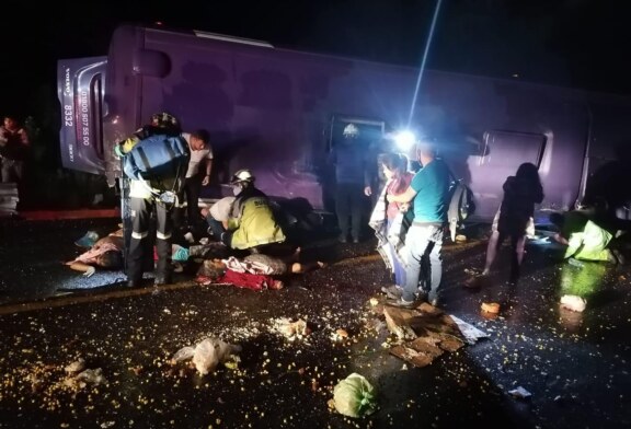 Reportan 24 lesionados y 13 fallecidos por volcadura en la México-Toluca; circulación continúa cerrada