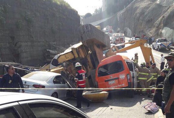 Lamenta GEM y atiende a víctimas de accidente en obra vial  en Huixquilucan