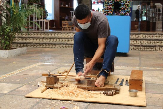 Preserva artesano Misael Alonso elaboración de artesanías en el torno de violín