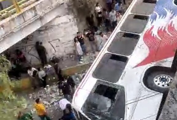 Tres muertos en volcadura de autobús sobre la México-Tulancingo