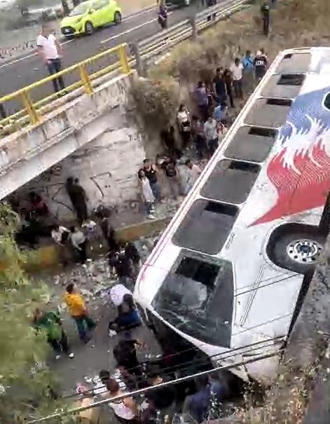 Tres muertos en volcadura de autobús sobre la México-Tulancingo