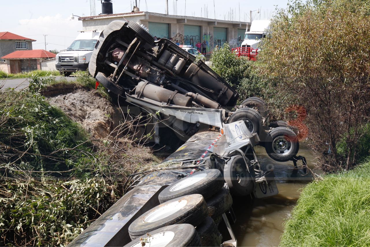 Cae un camión cisterna a un pequeño arroyo en Xonacatlán.