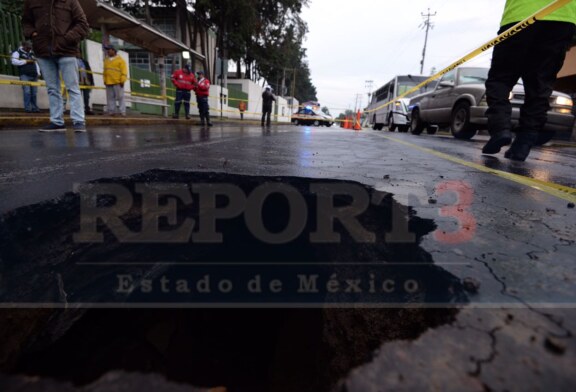 Se hunde una calle en Toluca cerca de prepa uno