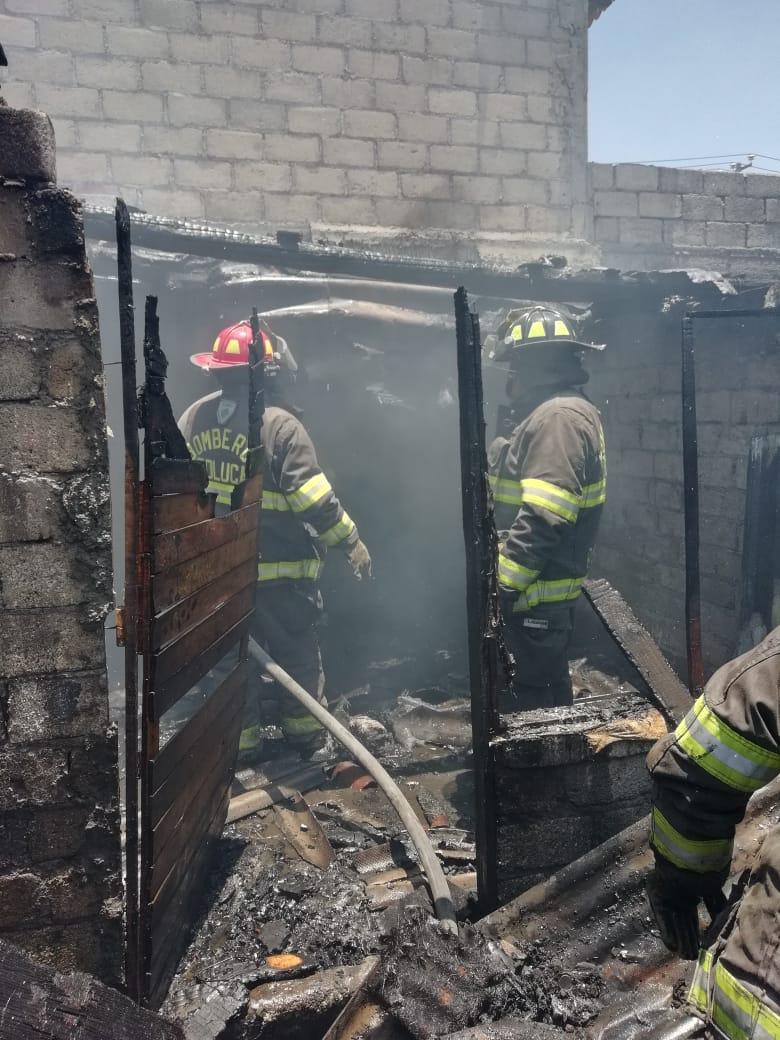 Sofocan Bomberos de Toluca incendio en vivienda