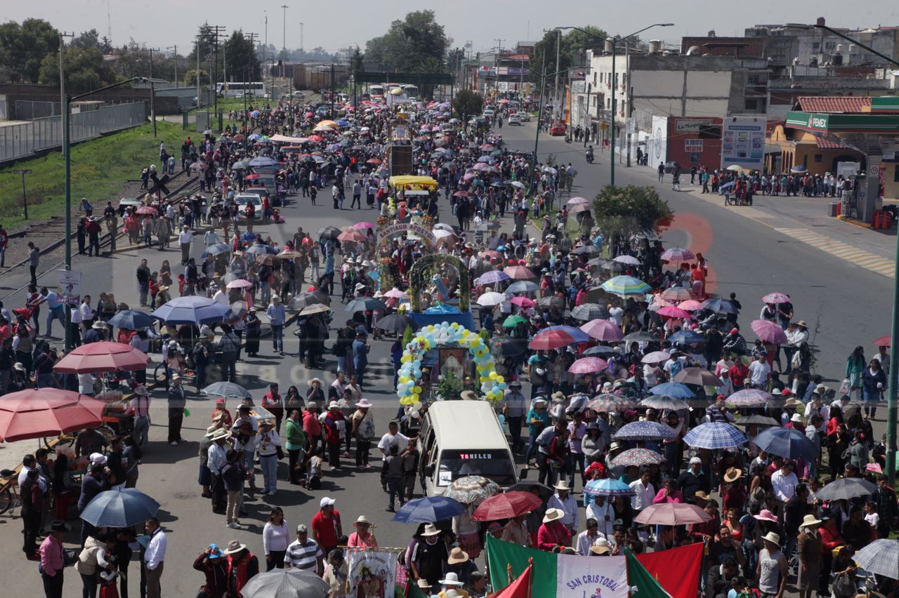 Cinco mil fieles a San Cristóbal marchan por las calles de Toluca.