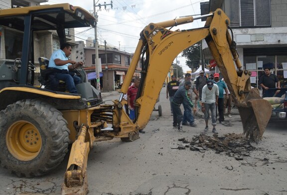 Ante la falta de atención del Ayuntamiento de Toluca, pobladores de Yachihuacaltepec se ponen las pilas con el bacheo y luminaria