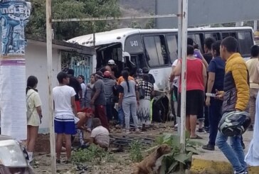 Peregrinos se quedan sin frenos en Malinalco, hay al menos tres muertos.