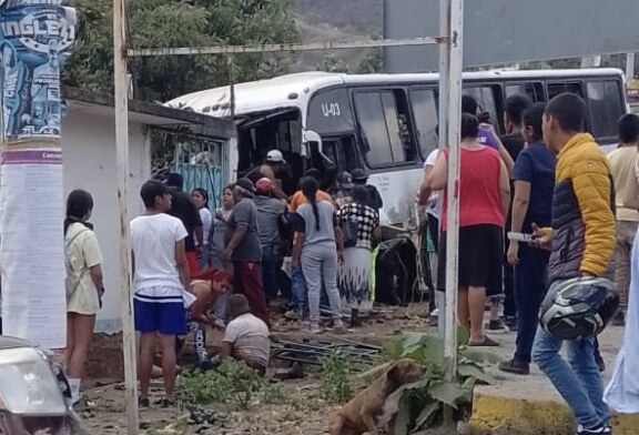 Peregrinos se quedan sin frenos en Malinalco, hay al menos tres muertos.