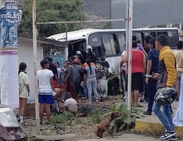 Peregrinos se quedan sin frenos en Malinalco, hay al menos tres muertos.