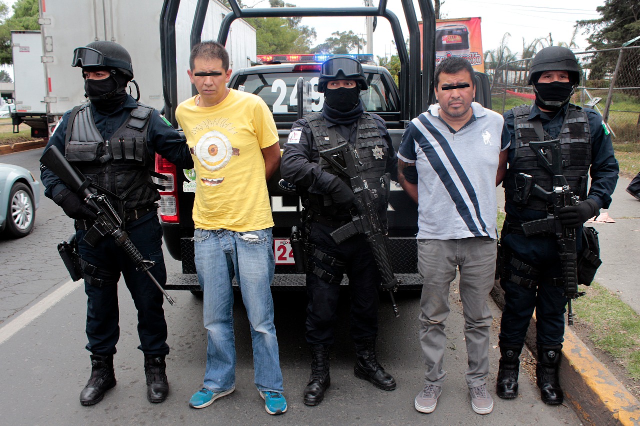 Captura Policía de Toluca a dos presuntos delincuentes dedicados al robo a cuentahabiente