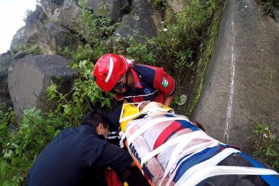 Rescata grupo relámpagos a hombre de la tercera edad que cayó a un barranco