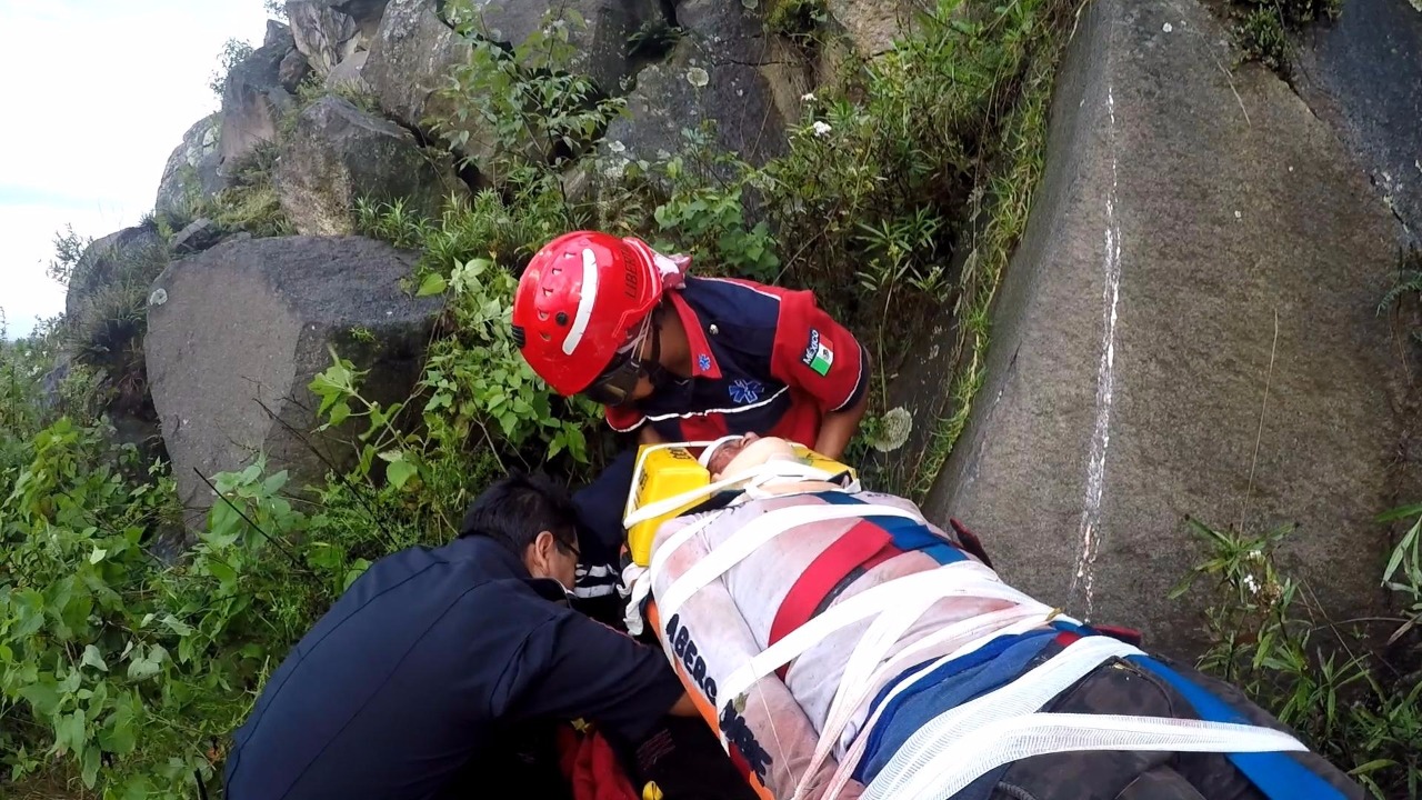 Rescata grupo relámpagos a hombre de la tercera edad que cayó a un barranco