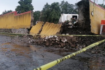 Colapsa barda en convento en Zinacantepec , no hay lesionados