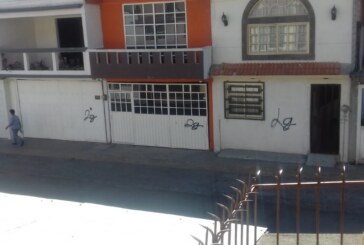 Graffitean casas para robarlas en Los Sauces en Toluca.